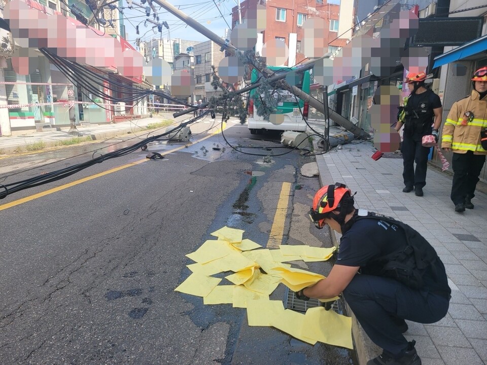 김포시 북변동 도심 도로에서 시내버스가 전신주를 들이받아 인근 지역이 한때 정전 사태를 겪었다. 다행히 인명 피해는 없었으나, 수백 가구가 불편을 겪고 차량 통행도 차단됐다. (사진제공=경기도북부소방재난본부)