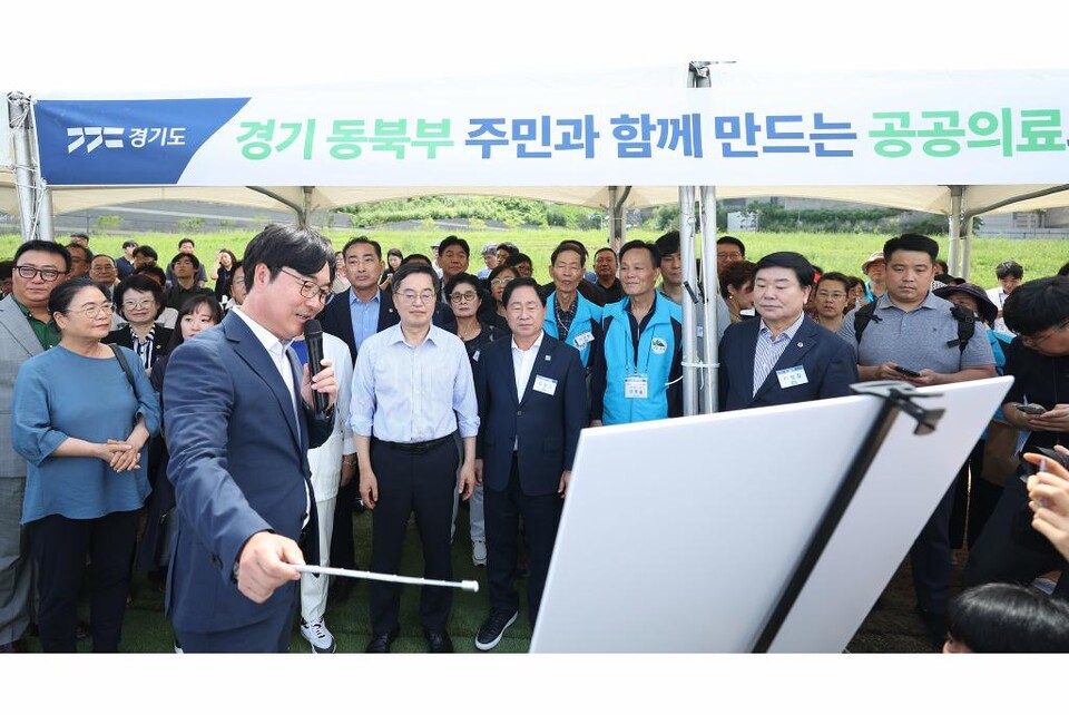 27일 남양주 호평평내행정복지센터에서 열린 동북부 공공의료원(남양주) 설립 현장 설명회에서 김동연 경기도지사가 동북부 공공의료원(남양주) 설립 현장을 방문해 부지현황 보고 등을 천취하고 있다. (사진제공=경기도)