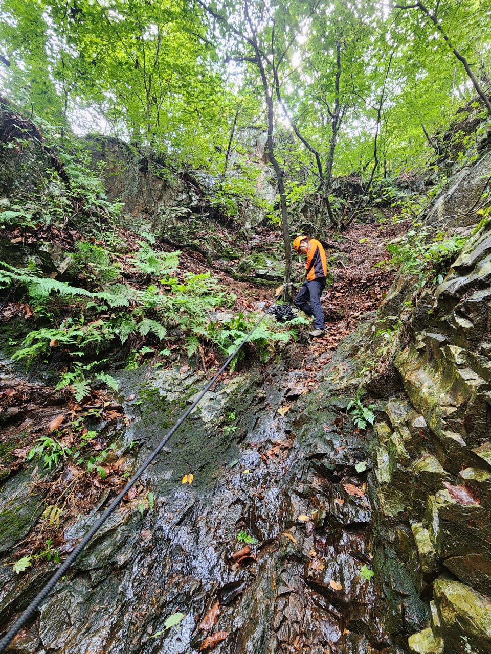 동두천시 상봉암동 소요산에서 50대 여성이 등산 중 길을 잃고 약 30m 아래로 추락했으나 소방당국에 의해 무사히 구조됐다. (사진제공=경기도북부소방재난본부)