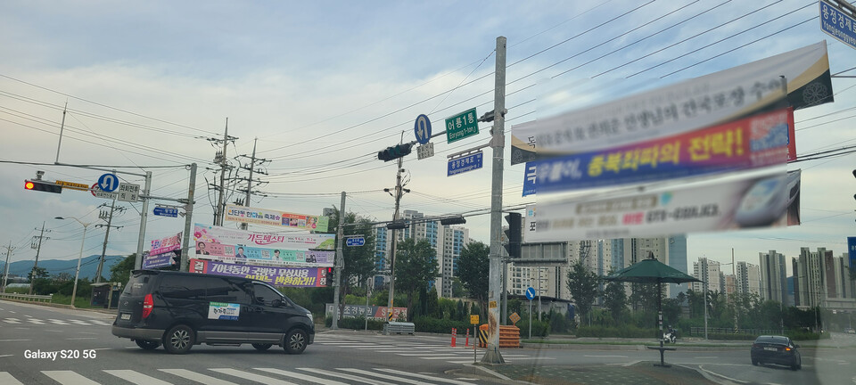 포천시 어룡동 개성인삼조합 광장 앞 43번 국도 교차로 신호등 지주대에 걸린 불법 현수막들. (사진=김성운 기자)