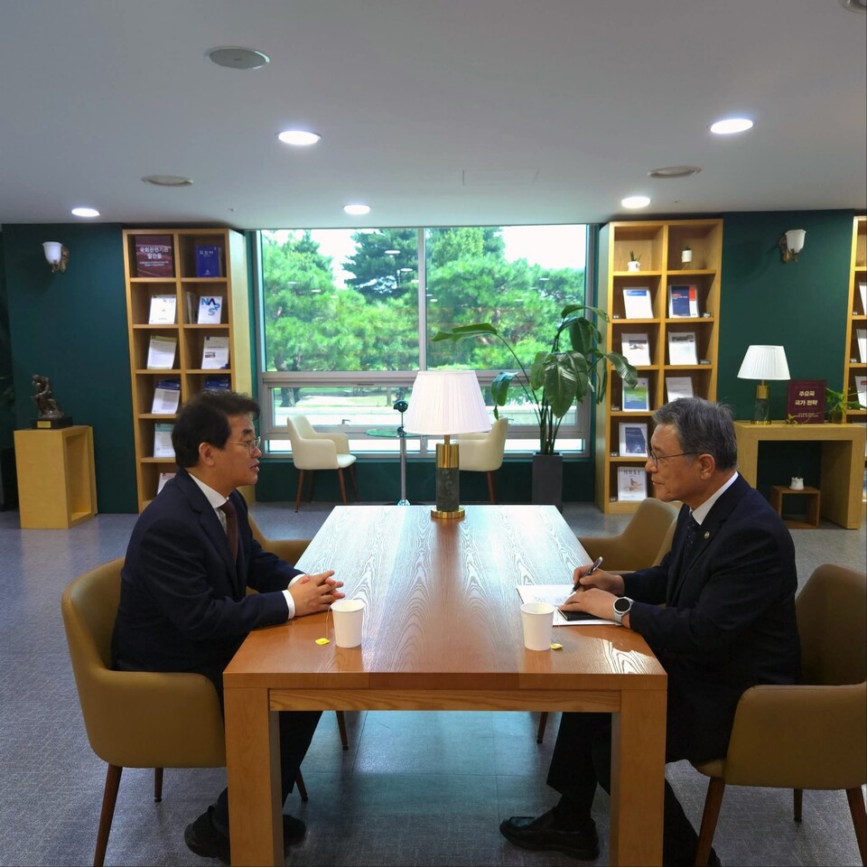 배준영 국회의원이 28일 자신의 페이스북에 글을 올려, 국회의원회관에서 허민 국가유산청장을 만난자리에서 강화군에 ‘국립 강화고려박물관’ 설립을 서둘러야 한다는 의견을 전달했다고 밝혔다. (사진=배준영 의원 페이스북)