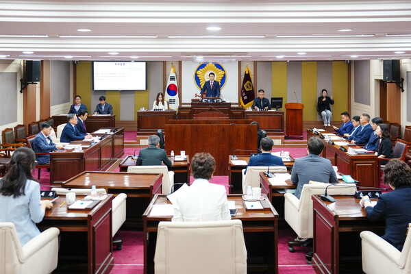 포천시의회는 29일 제187회 임시회를 열고 내달 5일까지 8일간 2025년도 제3회 추가경정예산안과 조례안 등 주요 안건을 심의한다. (사진제공=포천시의회)