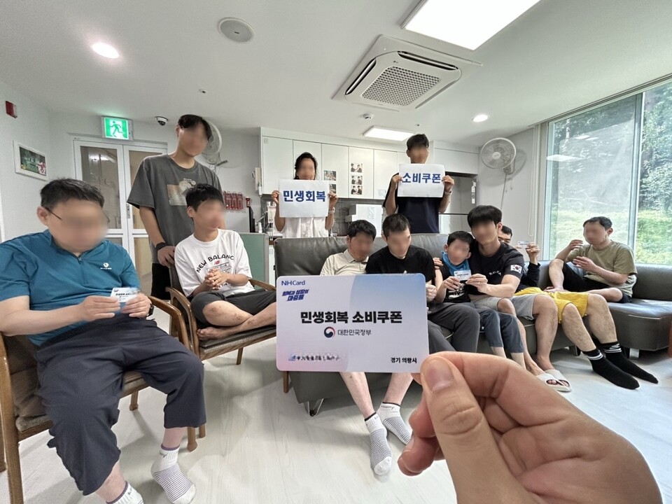 경기도가 운영 중인 민생회복 소비쿠폰 ‘찾아가는 신청’이 도민들의 큰 호응을 얻으며 2만7천 건을 넘어섰다. 거동이 불편하거나 온라인 접근이 어려운 도민을 위해 현장을 직접 찾아가 신청을 돕는 서비스다. (사진제공=경기도)