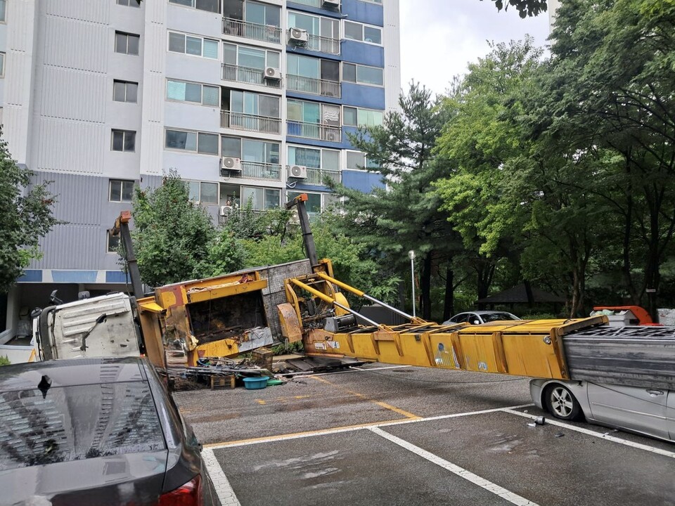 1일 오전 성남시 분당구 정자동의 한 아파트 단지에서 대형 사다리차가 넘어지는 사고가 발생했으나 다행히 인명 피해는 없었다. (사진제공=경기도소방재난본부)