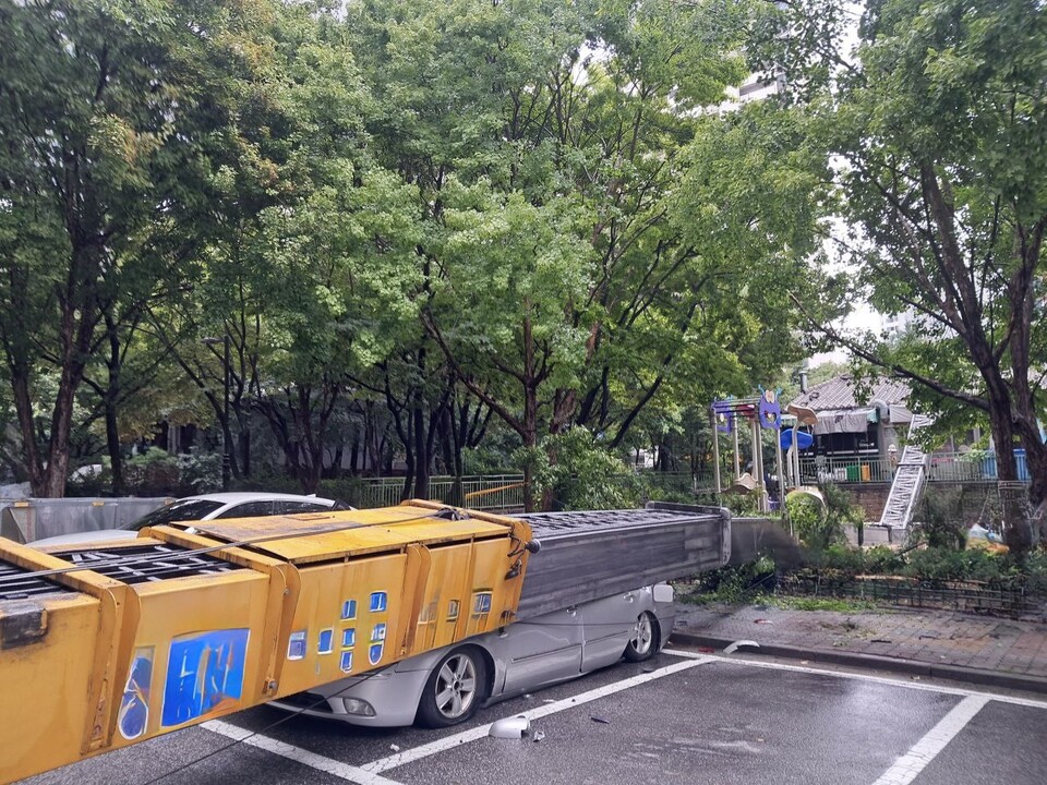 1일 오전 성남시 분당구 정자동의 한 아파트 단지에서 대형 사다리차가 넘어지는 사고가 발생했으나 다행히 인명 피해는 없었다. (사진제공=경기도소방재난본부)