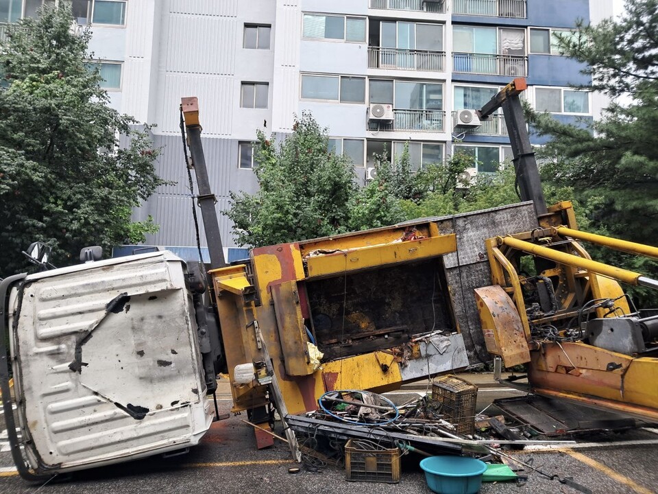 1일 오전 성남시 분당구 정자동의 한 아파트 단지에서 대형 사다리차가 넘어지는 사고가 발생했으나 다행히 인명 피해는 없었다. (사진제공=경기도소방재난본부)