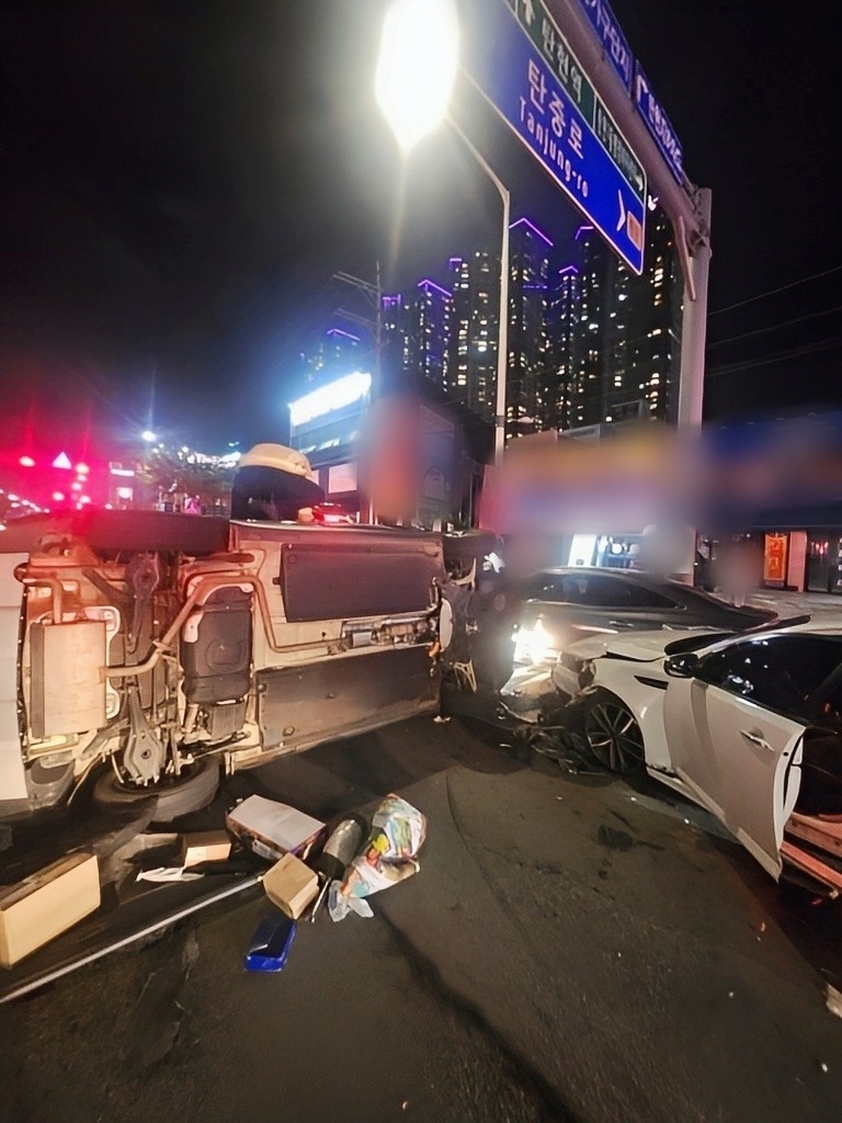 고양시 일산서구 덕이동에서 5중 추돌사고가 발생해 2명이 다치고 차량 한 대가 옆으로 전도됐다. (사진제공=경기도북부소방재난본부)