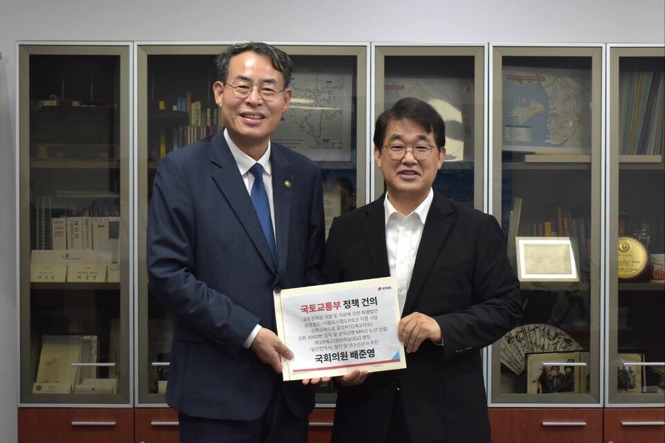 배준영 국회의원(인천 중구강화군옹진군)이 1일 강희업 국토교통부 제2차관을 만나 정체된 지역 현안을 해결해 줄 것을 요청했다. (사진=배준영 의원 페이스북)