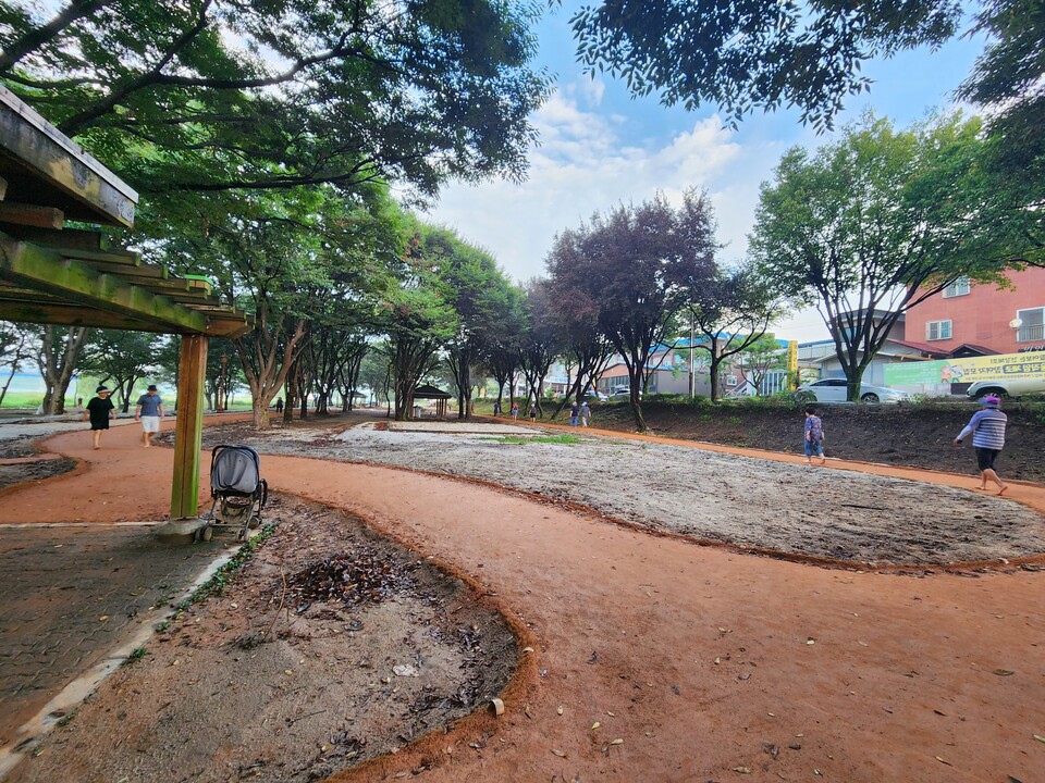 2일 오전 6시40분께 여주시 천송동 남한강변에 마련된 황톳길에서 많은 시민들이 맨발걷기를 하고 있다. (사진=김광섭 기자)