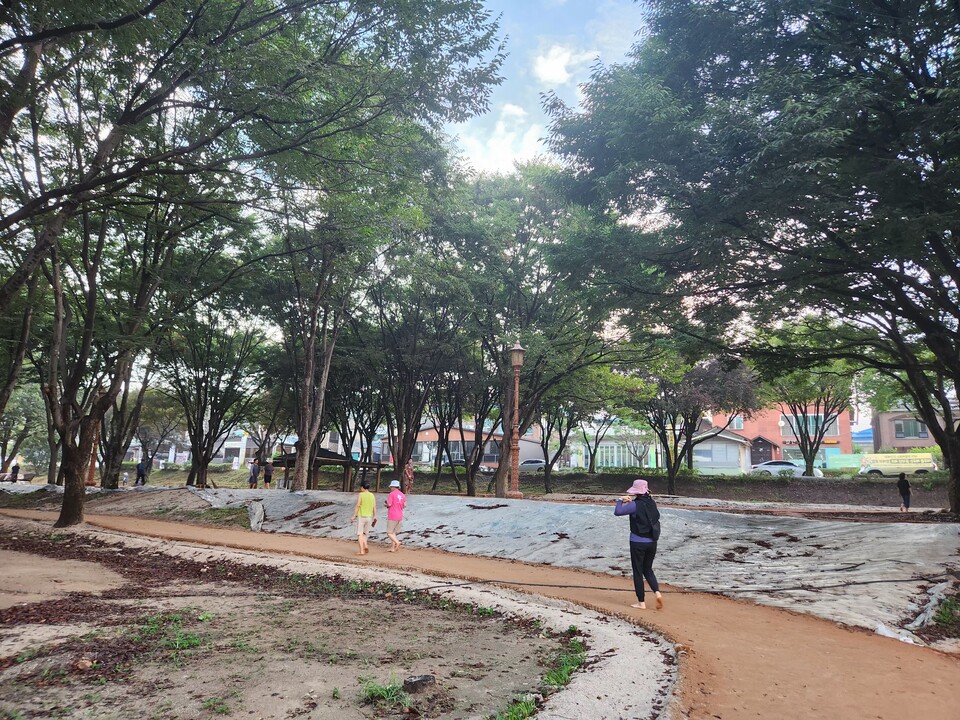 2일 오전 6시40분께 여주시 천송동 남한강변에 마련된 황톳길에서 많은 시민들이 맨발걷기를 하고 있다. (사진=김광섭 기자)