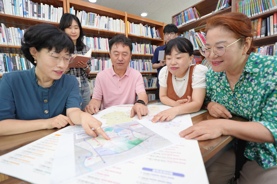 수원시 서둔동 주민들이 우리동네 자치계획을 들여다보며 회의를 하고 있다.  (사진제공=수원시)