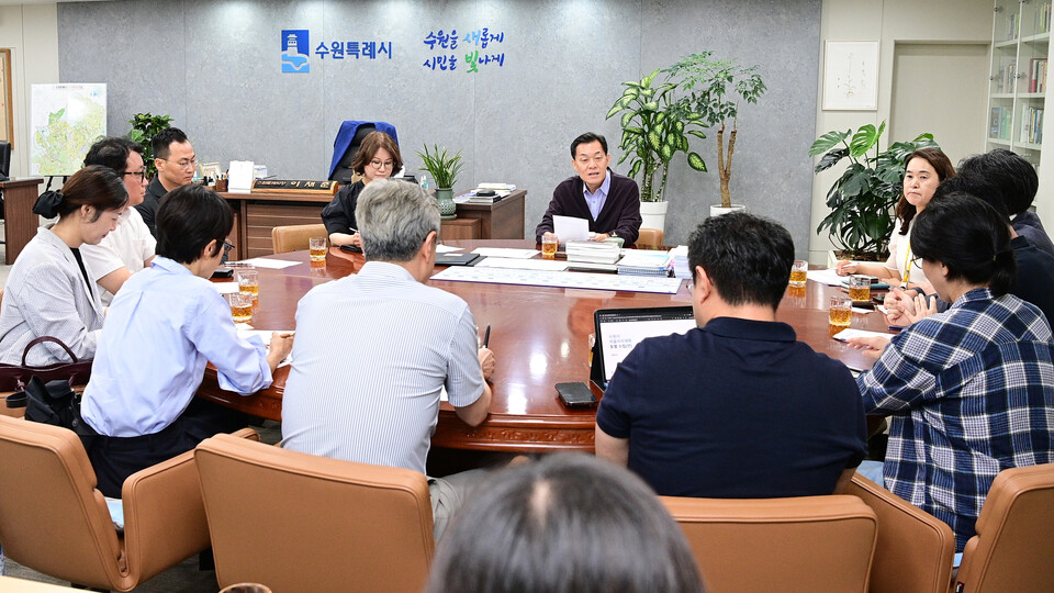 이재준 수원시장과 우리동네 자치계획 수립지원단 튜터진이 간담회를 하고 있다. (사진제공=수원시)