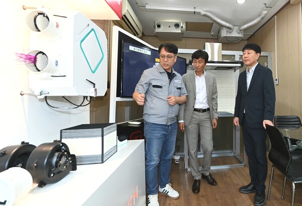 인천 부평구가 2일 차준택 구청장이 산곡동 소재 환기시스템 제조업체 ㈜티젠을 방문해 현장의 애로사항을 듣고 근로자를 격려했다. (사진제공=부평구)