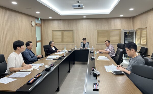 인천 동구의회가 지난 1일 의원세미나실에서 윤재실 기획총무위원장 주재로 ‘인천 동구 돌봄 통합지원에 관한 조례안’ 제정을 위한 간담회를 열고 지역 실정에 맞는 돌봄 서비스 기반 마련에 나섰다. (사진제공=동구의회)