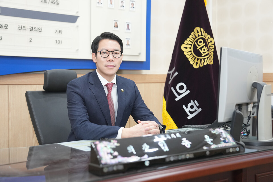 포천시의회 임종훈 의장이 지난 3월 이동면 일원에서 발생한 공군 전투기 오폭사고와 관련해 피해보상 범위 확대를 강력히 촉구하고 나섰다. (사진제공=포천시의회)