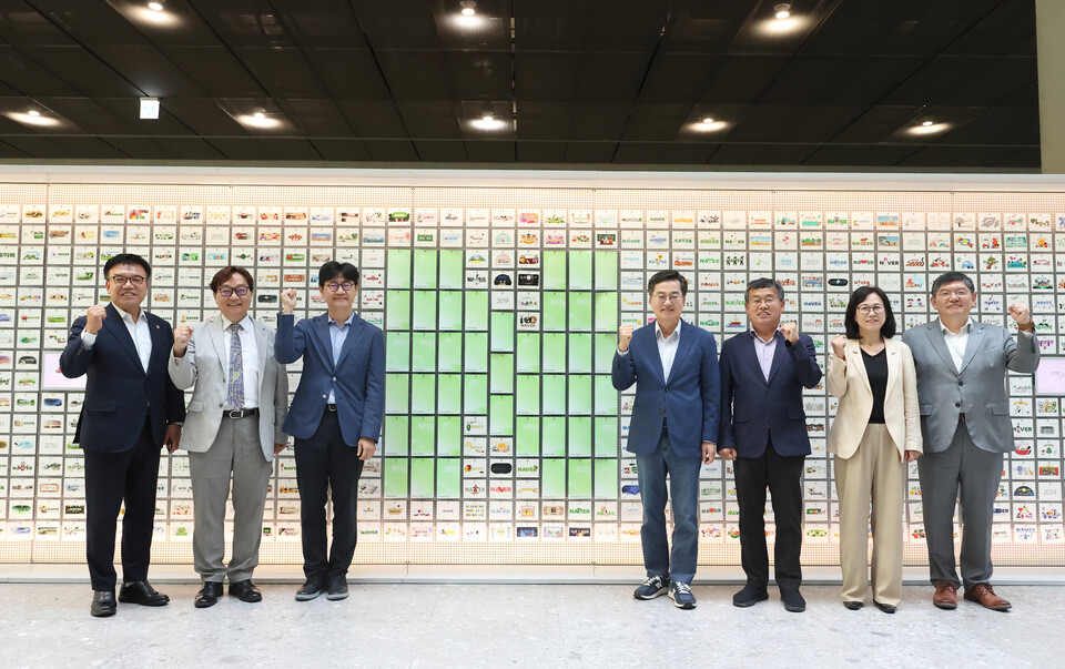 3일 오전 네이버 1784에서 열린 2025년 제2차 경기도 기후위기대응위원회 전체회의에서 김동연 경기도지사와 기후위기대응위기 위원회 위원들과 함께 기념촬영을 하고 있다. (사진제공=경기도)