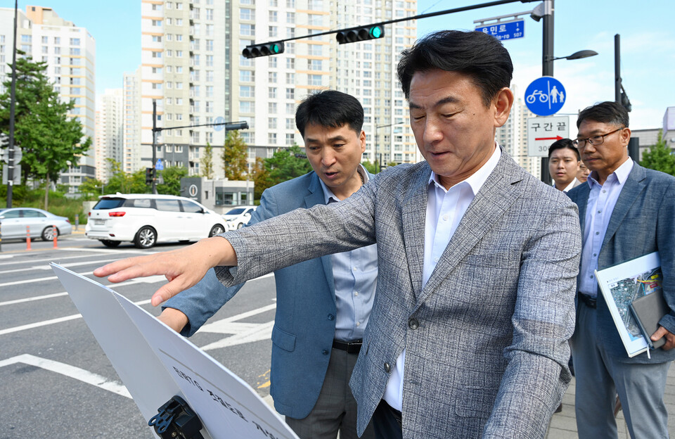 민락 톨게이트 우회도로 개설사업 현장 점검하는 김동근 시장. (사진제공=의정부시)