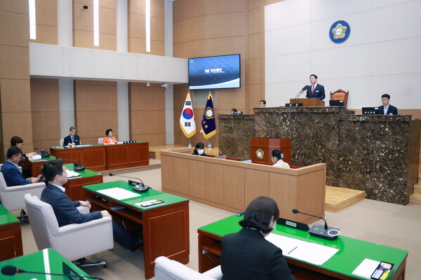 이천시의회가 3일 제256회 임시회를 열고 조례안과 2025년도 제3회 추가경정예산안 등 주요 현안 심사에 본격 돌입했다. (사진제공=이천시의회)