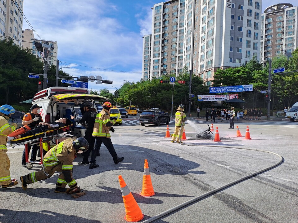 3일 오후 3시46분께 양주시 고읍동에서 전기킥보드와 차량이 충돌하는 사고가 났다. (사진제공=경기도북부소방재난본부)
