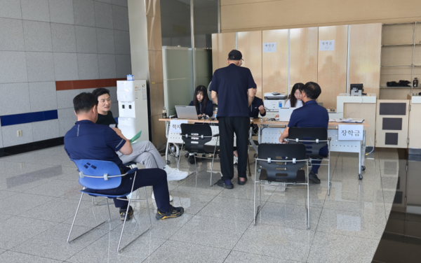 한국남동발전 영흥발전본부는 발전소 주변지역 지원사업의 일환으로 지역주민 자녀 365명에게 총 34억750만원의 학자금을 지원하며 2025년도 학자금 지원사업을 마무리했다. (사진제공=영흥발전본부)