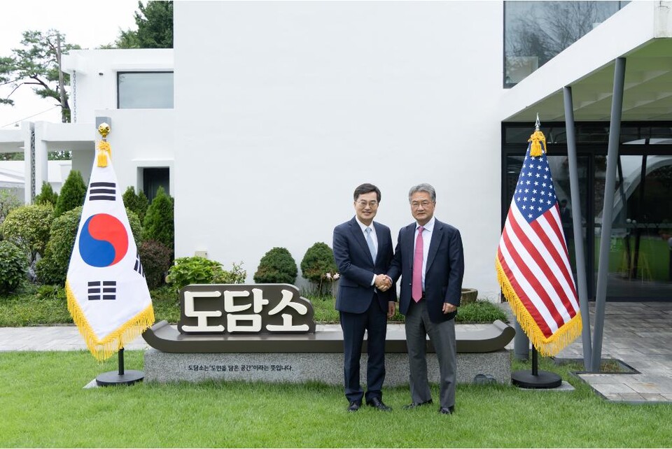 4일 오후 도담소에서 김동연 경기도지사, 조셉 윤(Joseph Yun) 주한 미국 대사대리가 기념촬영을 하고 있다. (사진제공=경기도)