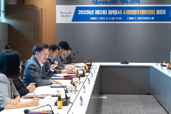 박승원 시장이 5일 오후 시청 컨퍼런스룸에서 열린 ‘2025년 제2회 시정협치협의회 회의’에 참석해 발언하고 있다. (사진제공=광명시)