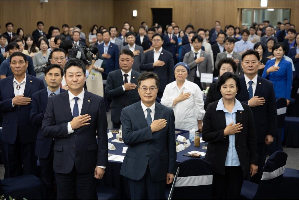 5일 오후 경기도의회 대회의실에서 열린 제69주년 경기도의회 개원기념식에서 김동연 경기도지사, 김진경 경기도의회 의장, 경기도의원 등이 국민의례를 하고 있다. (사진제공=경기도)