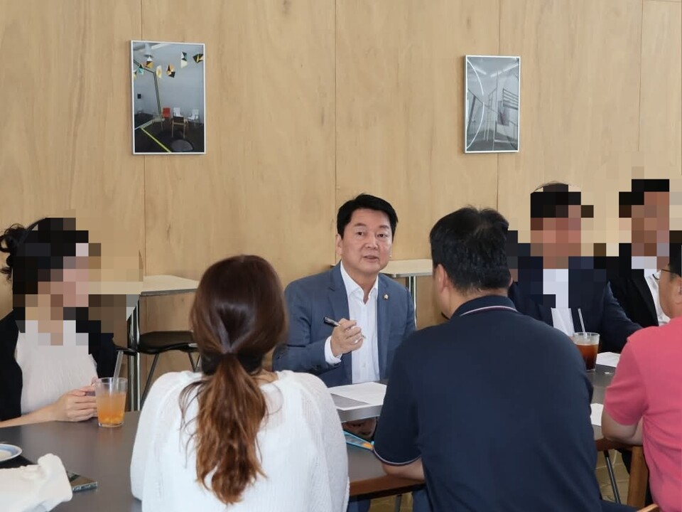 안철수 국회의원이 경강선 성남구간 판교원역 설치와 관련해 주민 대표들과 간담회를 가졌다. (사진=안철수 의원 페이스북)