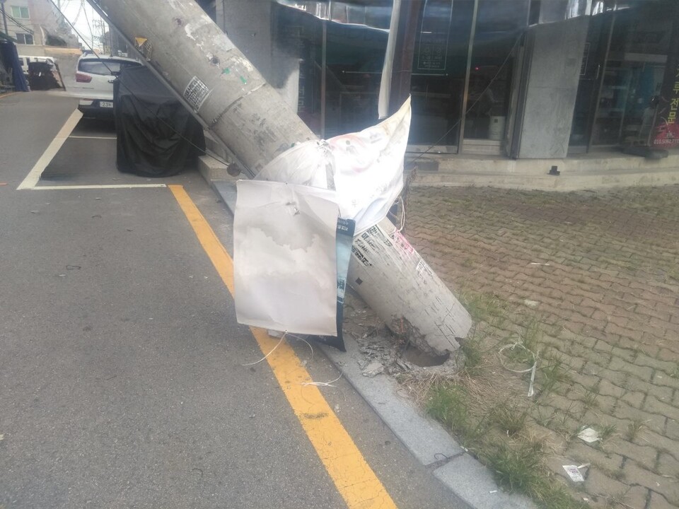 수원시 권선구 권선동에서 전신주가 쓰러지는 사고가 발생했으나 다행히 인명피해는 없는 것으로 확인됐다. (사진제공=경기도소방재난본부)