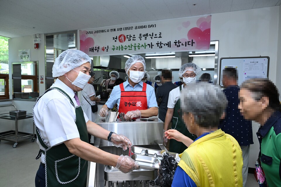 백경현 구리시장과 공사 김진수 사장 및 직원(좌측부터)들이 직접 경로식당을 방문, 배식 봉사에 참여해 어르신들에게 따뜻한 식사를 제공했다. (사진제공=구리농수산물공사)