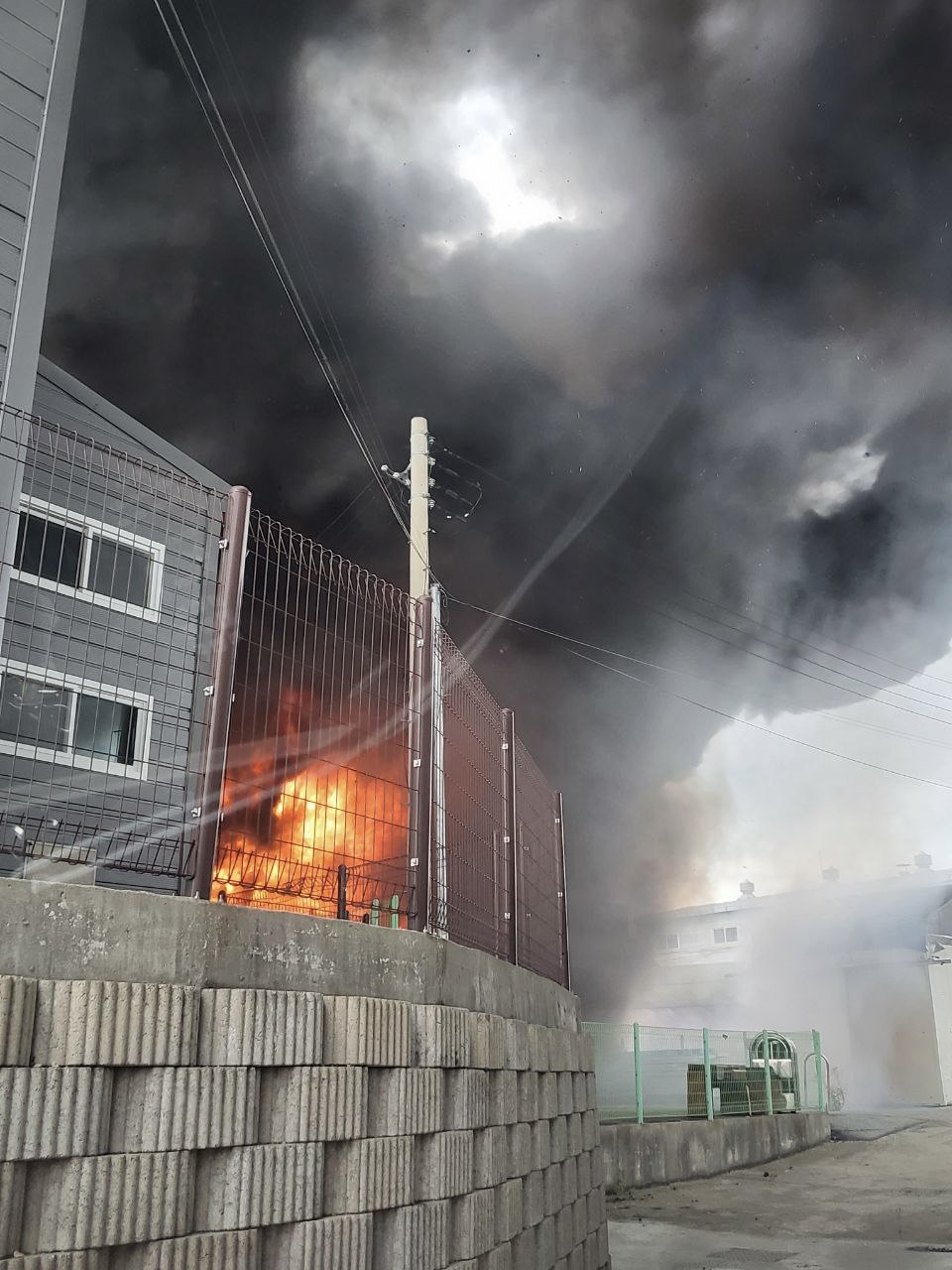6일 낮 12시40분께 김포시 하성면 전류리의 한 건설자재 보관 창고에서 불이 나 철골조로 된 1층짜리 연면적 192㎡ 규모의 창고 일부를 태우고, 신고를 받고 출동한 소방당국이 약 31분 만인 오후 1시15분께 큰 불길을 잡는데 성공했다. 현재는 잔불 정리 중이다. (사진제공=경기도북부소방재난본부)