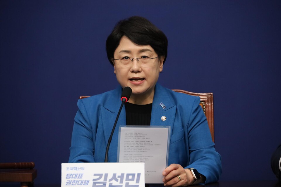 김선민 조국혁신당 대표 권한대행은 5일 국회 기자간담회를 열고 “강미정 대변인을 포함한 피해자 여러분께 위로와 사과의 말씀을 드린다”며 “온전한 피해 회복이 이루어질 때까지 최선을 다하겠다”고 밝혔다. 사진은 전날 김선민 대표 권한대행의 최고위원회 발언 모습. (사진제공=조국혁신당)