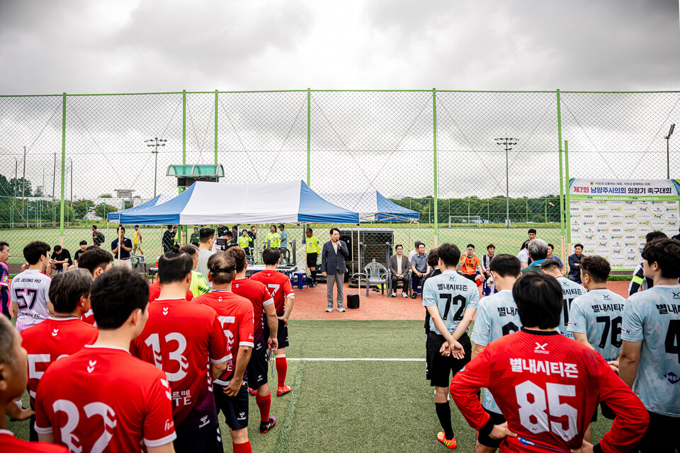남양주시의회와 남양주시체육회가 주최하고 남양주시축구협회가 주관하는 ‘제7회 남양주시의회 의장기 축구대회’ 개회식이 7일 남양주체육문화센터 A구장에서 열렸다. (사진제공=남양주시의회)