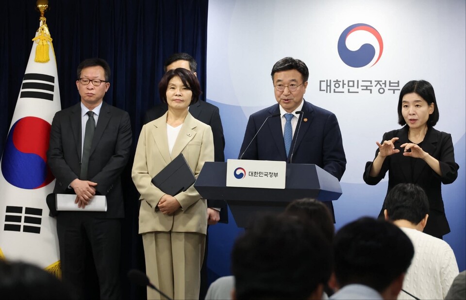 윤호중 행정안전부 장관과 한정애 더불어민주당 정책위의장은 이날 정부서울청사에서 열린 고위당정협의회에서 확정된 이재명 정부의 정부조직개편안을 공식 발표했다. (사진=윤호중 행안부 장관 페이스북)