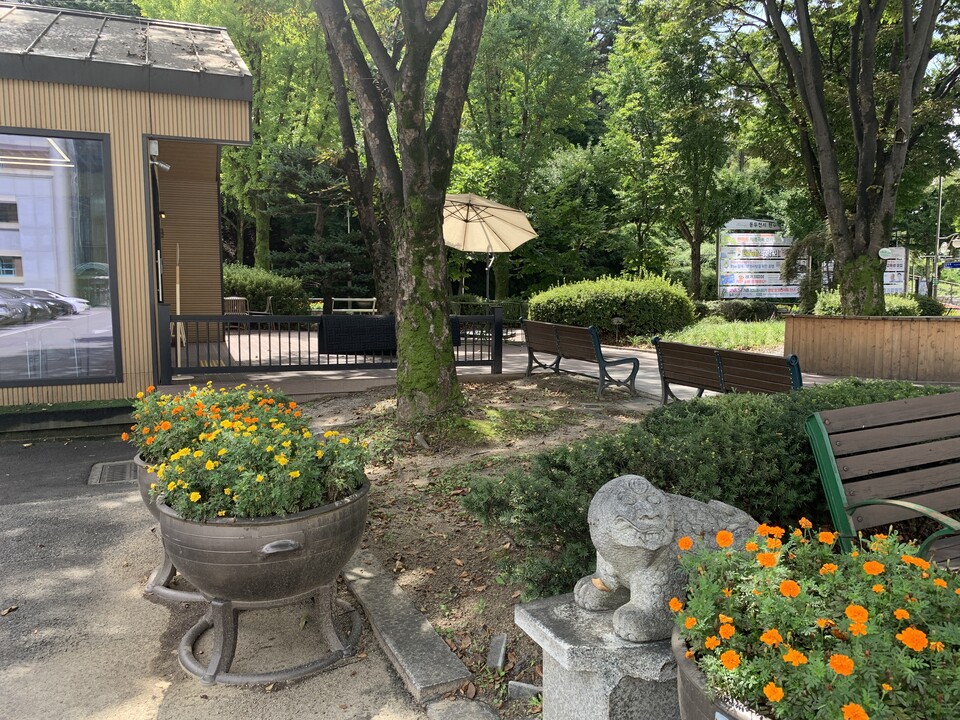 장애 청년들의 자립을 응원하는 특별한 공간, ‘햇살꿈앤 카페’ 이곳은 단순한 커피숍이 아니라, 장애 청년들이 직접 바리스타로 손님을 맞이하며, 사회적 자활을 꿈꾸는 희망의 무대다. (사진=오기춘 기자)