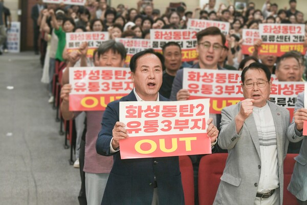 이권재 오산시장이 8일 화성시 동탄2 초대형 물류센터 건립 사태와 관련한 주민설명회에서 건립계획을 강하게 규탄하고 사업 전면 철회를 재차 촉구했다. (사진제공=오산시)