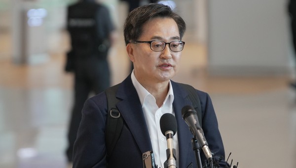 김동연 경기도지사가 9일 오전 인천공항 제2 출국장에서 대선 출마 선언을 하고 있다. (사진=순정우 기자)<br>