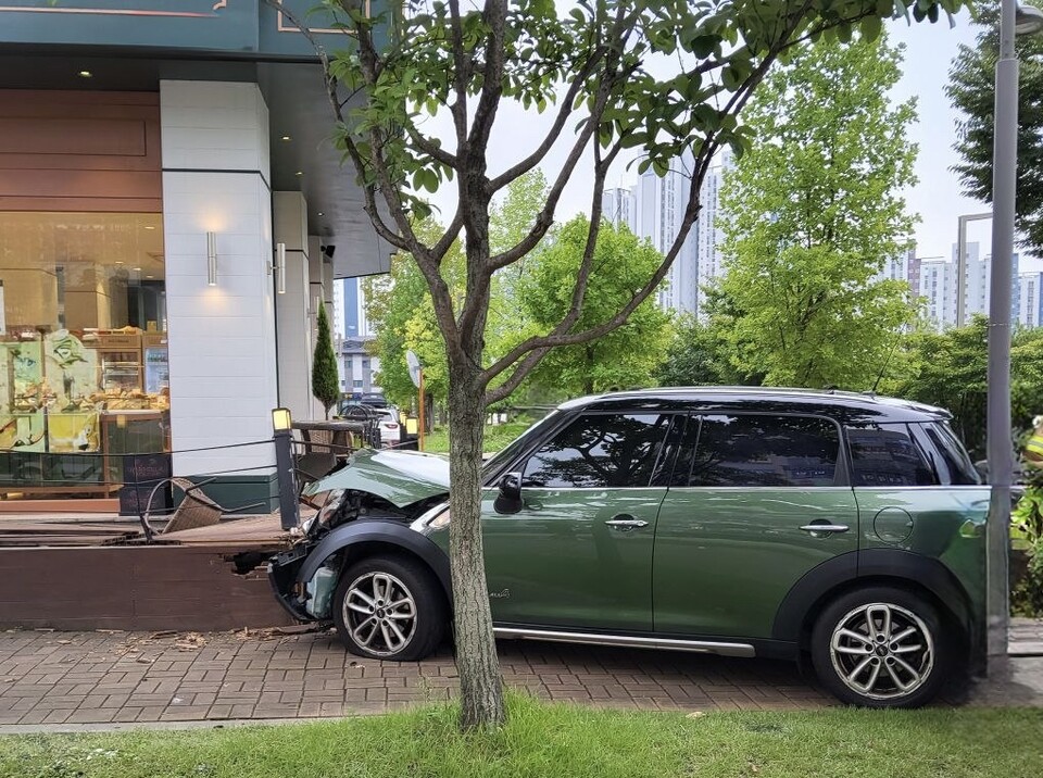 8일 오후 4시50분께 화성시 영천동의 한 사거리에서 50대 여성 운전자가 몰던 승용차가 보행자들을 치고 인근 건물로 돌진해 4명이 중경상을 입었다. (사진제공=경기도소방재난본부)
