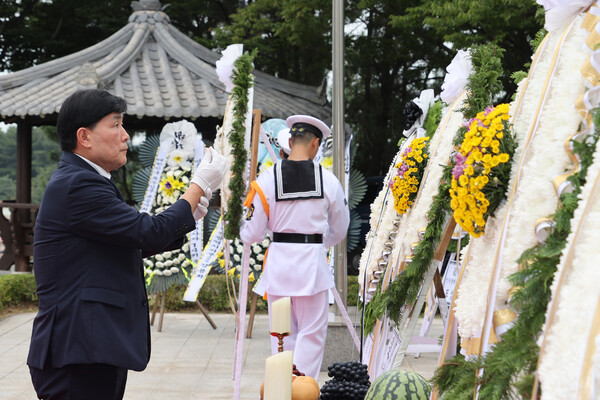 인천 옹진군이 9일 영흥도 해군전적비에서 인천상륙작전 성공의 밑거름이 된 ‘영흥도 X-RAY작전’ 특수임무 전사자 14위를 기리는 추모식을 엄숙히 거행했다. (사진제공=옹진군)