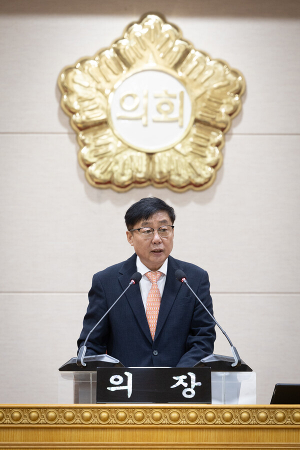 윤창철 의장이 제380회 임시회 제2차 본회의에서 ‘양주시 공공산후조리원 신축을     통한 경기북부 출산과 회복 인프라 확충 촉구 건의안’을 채택하고 있다. (사진제공=양주시의회)