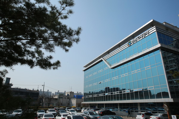 인천도시공사는 건설공사의 설계 및 시공 적정성을 자문하는 ‘제11기 기술자문위원회’와 건축설계 공모 제출 작품을 심사하는 ‘제2기 건축 설계공모 심사위원회’ 위원을 내달 3일까지 공개 모집한다. 사진은 인천도시공사 전경. (사진제공=인천도시공사)