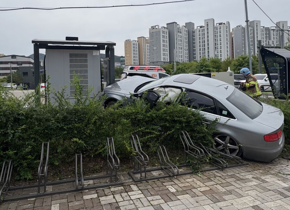 김포시 마산동에서 70대 운전자가 몰던 승용차가 변압기를 들이받아 불이 나면서 인근 아파트와 체육관 일대가 정전 피해를 입었다. (사진제공=경기도북부소방재난본부)
