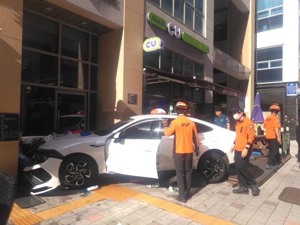 김포시 구래동에서 차량 2대가 추돌한 뒤 택시가 상가 건물로 돌진하는 사고가 났다. (사진제공=경기도북부소방재난본부)