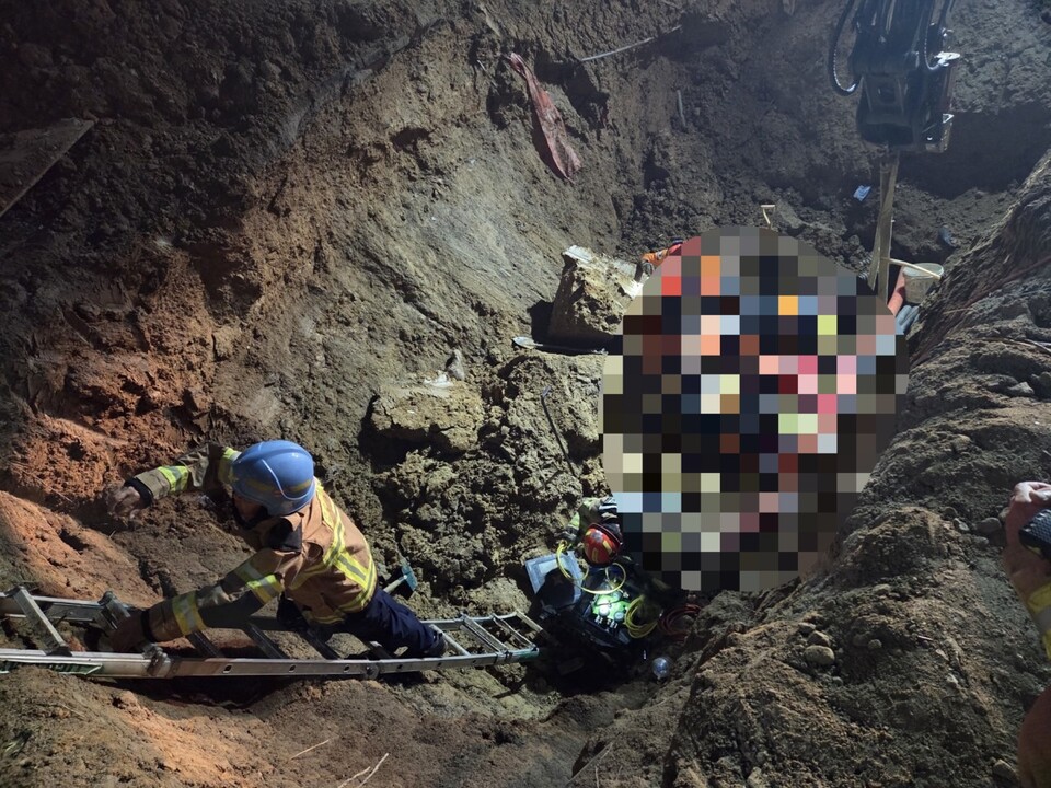 파주시 와동동 관로공사 야간작업 현장에서 토사가 무너져 작업자 3명이 다치는 사고가 발생했다. (사진제공=경기도북부소방재난본부)