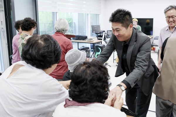 김정헌 중구청장, ‘경로당 주치의 사업’ 현장 찾아 어르신들과 소통