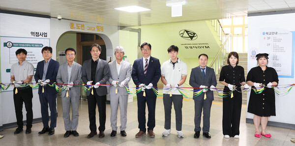 도성훈 인천시교육감은 9일 가정고등학교에서 열린 ‘고교학점제 학습 공간 개관식’에 참석해 학습 공간을 둘러보고 개관을 축하했다. (사진제공=인천시교육청)