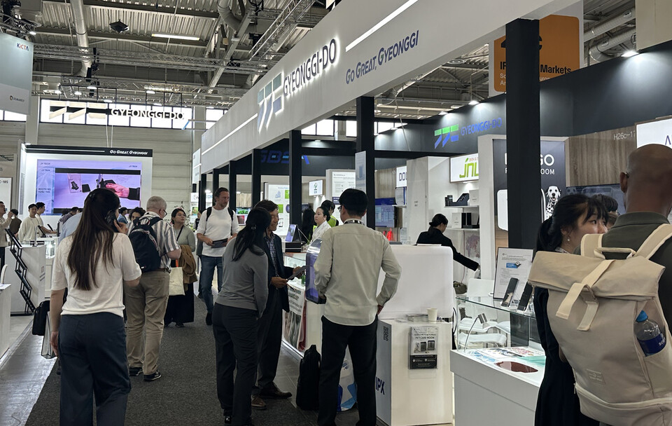 경기도가 지난 9일까지 독일 베를린에서 열린 유럽 최대 가전 전시회 ‘IFA 2025’에 도내 중소기업이 참가한 경기도 단체관을 운영해 총 235건, 1억3500만 달러 규모의 수출 상담 성과를 거뒀다고 11일 밝혔다. (사진제공=경기도)