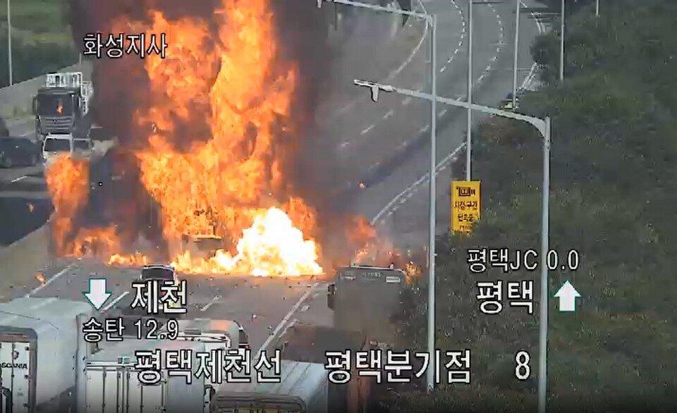 평택제천고속도로에서 차량 4대가 연쇄 추돌한 뒤 화재가 발생해 2명이 숨졌다. (사진제공=경기도소방재난본부)