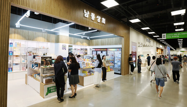 인천 남동구가 11일 지역 중소기업의 우수 제품을 한자리에서 만날 수 있는 전시판매장 ‘남동상회’를 정식 개점했다. (사진제공=남동구)