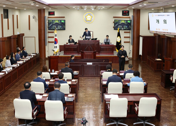 광명시의회가 11일 제295회 임시회를 열고 시민 생활과 직결된 조례안과 예산안을 심의하는 등 민생 중심 의정활동에 들어갔다. (사진제공=광명시의회)